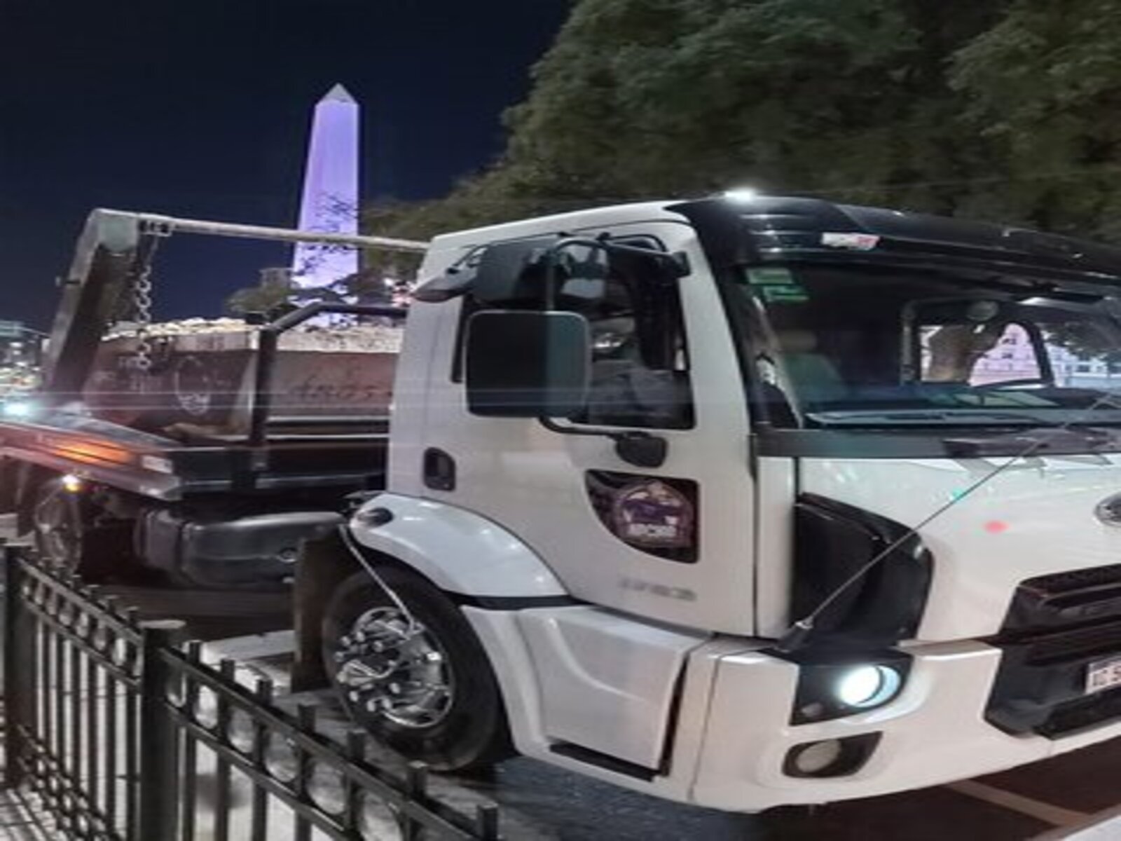 Camion cargando volquete
